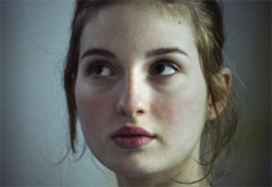 Maria Valverde in <i>Melissa P.</i>” /><em>Melissa P. </em>, il film di Luca Guadagnino tratto dal romanzo <em>Cento colpi di spazzola prima di andare a dormire</em>, ha esordito col botto nel box office italiano, incassando quasi due milioni di euro con un’altissima media per sala e risultando la pellicola più vista del weekend. Supera ogni previsione anche <em>La marcia dei pinguini</em>, il documentario francese che supera il milione di euro e si instaura al secondo posto. Se al terzo, quarto e quinto posto resistono film già in sala da dieci giorni, subito dietro troviamo altre nuove pellicole, come <em>Lord of war</em> e <em>Il vento del perdono</em>.</p>
<p>Ma la settimana si contraddistingue per l’altissimo numero di uscite, ben undici in totale, che si vanno a posizionare entro il quarantesimo posto. Tra questi l’unica buona media per sala è quella raggiunta da <em>Il sole</em> di Sokurov, mentre si segnala come <em>Fuori vena</em> sia uscito in un unico cinema in tutta Italia.</p>
<p><strong>Box Office</strong> weekend 18-20 novembre 2005<br />
<strong>1</strong>   <em>Melissa P.</em>   <strong> 1.844.256 </strong>   (1.844.256)<br />
<strong>2</strong>   <em>La marcia dei pinguini</em>   <strong> 1.087.654 </strong>   (1.087.749)<br />
<strong>3</strong>   <em>La seconda notte di nozze</em>   <strong> 729.629 </strong>   (1.877.340)<br />
<strong>4</strong>   <em>I fratelli Grimm e l’incantevole strega</em>   <strong> 644.887 </strong>   (1.898.512)<br />
<strong>5</strong>   <em>Fightplan – Mistero in volo</em>   <strong> 636.434 </strong>   (4.519.936)<br />
<strong>6</strong>   <em>Lord of war</em>   <strong> 409.111 </strong>   (409.111)<br />
<strong>7</strong>   <em>Il vento del perdono</em>   <strong> 330.930 </strong>   (330.930)<br />
<strong>8</strong>   <em>The interpreter</em>   <strong> 295.995 </strong>   (5.271.130)<br />
<strong>9</strong>   <em>Crash – Contatto fisico</em>   <strong> 293.807 </strong>   (831.791)<br />
<strong>10</strong>   <em>La sposa cadavere</em>   <strong> 286.759 </strong>   (4.866.218)</p>
<p><strong>Altre nuove uscite</strong><br />
<strong>14</strong>   <em>Goal! Il film</em>   <strong> 80.296 </strong><br />
<strong>16</strong>   <em>The big white</em>   <strong> 76.703 </strong><br />
<strong>17</strong>   <em>Wolf creek</em>   <strong> 74.604 </strong><br />
<strong>21</strong>   <em>Mary</em>   <strong> 45.462 </strong><br />
<strong>27</strong>   <em>Habana blues</em>   <strong> 30.931 </strong><br />
<strong>29</strong>   <em>Il sole</em>   <strong> 28.514 </strong><br />
<strong>40</strong>   <em>Fuori vena</em>   <strong> 2.978 </strong>  </p>
<p><strong>Media</strong> incassi per sala<br />
<strong>1</strong> <em>Melissa P.</em>   <strong> 6.230 </strong><br />
<strong>2</strong> <em>La marcia dei pinguini</em>   <strong> 5.106 </strong><br />
<strong>3</strong> <em>Bastardo dentro</em>   <strong> 3.123 </strong><br />
<strong>4</strong> <em>La seconda notte di nozze</em>   <strong> 3.027 </strong><br />
<strong>5</strong> <em>Lord of war</em>   <strong> 2.860 </strong></p>
				<p class=