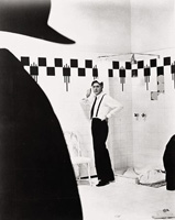 Mastroianni in <i>8 e 1/2</i>” />personaggi presentato nelle pagine conclusive richiama alla memoria del lettore la scena finale di <i>8 e 1/2</i>. In una stanza di ospedale, rievocati dalle parole del bambino ormai cresciuto, prendono vita gli eroi delle storie di nonna Cristina, uniti in <b>una magica girandola catartica</b>. Nessun conflitto nella storia del bambino; una Romagna in cui gli abitanti convivono serenamente, felici del proprio destino e consapevoli di essere parte di una storia straordinaria.</p>
<p>È l’attestazione dell’efficacia delle storie della nonna: nel momento in cui l’anziana non potrà più raccontare, sarà il suo discepolo a sostituirla nei panni del narratore. Ripetendo a voce le gesta eroiche dei suoi antenati, imparate nei pomeriggi trascorsi ai piedi della poltrona di nonna Cristina, il bambino capirà il senso dei racconti della nonna, l’enfasi posta dall’anziana su particolari apparentemente irrilevanti e i lunghi silenzi consumati divorando mentine. Solamente attraverso il racconto il bimbo riuscirà a dare un senso alla sua condizione esistenziale: l’assenza della figura paterna, la madre scarsamente affettuosa, la nonna immersa nella solitudine.<br />
Un testo semplice, che nella <b>spontaneità di un linguaggio contaminato da influssi dialettali</b>, trova la risorsa adatta a colpire il lettore. Un ritmo incalzante asseconda la lettura, imprimendo nella mente le immagini vivide di realtà spesso dimenticate o relegate ai margini della Storia. Ma la Storia è fatta anche dai piccoli eventi quotidiani, che hanno tutto il diritto di essere custoditi e tramandati di padre in figlio, anzi di nonna in nipote. Nell’era del potere totale dei mass media, Cavina offre uno spunto di riflessione sul primo e migliore medium a disposizione dell’uomo: il racconto orale.</p>
<p><b>Cristiano Cavina</b> è nato a Casola Valsenio, in provincia di Ravenna, nel 1974. Lavora come pizzaiolo, ma la sua vera passione è la scrittura. Nel 2002 il suo racconto “Il Babbo Natale di Viale Neri arriva prima”, è stato pubblicato da Marcos y Marcos nella raccolta <i>Il quarto re magio</i>. Dell’anno successivo è il suo primo romanzo, <i>Alla grande</i> (Marcos y Marcos).</p>
				<p class=