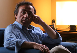 Silvio Orlando in <i>Il caimano</i>” />Dopo una settimana al secondo posto, <em>Il caimano</em> di Nanni Moretti approda alla vetta del box office, primeggiando sia come incasso che come media per sala. Subito dietro la prima nuova entrata, con il ritorno di Sharon Stone in <em>Basic instinct 2</em>. <em>Il mio miglior nemico</em>, raggiunto il mese dall’uscita perde così le prime posizioni, ma non il podio, superando i sedici milioni di incasso totale.</p>
<p>Altre tre nuove entrate si affacciano nella top ten. Si tratta di <em>A casa con i suoi</em>, <em>Otto amici da salvare</em> e <em>Solo due ore</em>.<br />
Da segnalare poi come <em>Notte prima degli esami</em>, la vera rivelazione della stagione, sia ancora saldamente tra le prime posizioni a ben due mesi dalla prima visione.</p>
<p><strong>Box Office</strong> weekend 31 marzo -2 aprile 2006<br />
<strong>1</strong>   <em>Il caimano</em>   <strong> 1.212.239 </strong>   (4.299.813)<br />
<strong>2</strong>   <em>Basic instinct 2</em>   <strong> 1.129.680 </strong>   (1.129.680)<br />
<strong>3</strong>   <em>Il mio miglior nemico</em>   <strong> 1.106.510 </strong>   (16.023.438)<br />
<strong>4</strong>   <em>A casa con i suoi</em>   <strong> 566.944 </strong>   (566.944)<br />
<strong>5</strong>   <em>La pantera rosa</em>   <strong> 564.006 </strong>   (1.924.710)<br />
<strong>6</strong>   <em>Notte prima degli esami</em>   <strong> 454.619 </strong>   (10.860.881)<br />
<strong>7</strong>   <em>Final destination 3</em>   <strong> 446.807 </strong>   (1.661.069)<br />
<strong>8</strong>   <em>Otto amici da salvare</em>   <strong> 415.970 </strong>   (415.970)<br />
<strong>9</strong>   <em>Solo due ore</em>   <strong> 366.376 </strong>   (366.376)<br />
<strong>10</strong>   <em>V per vendetta</em>   <strong> 176.977 </strong>   (2.081.680)</p>
				<p class=