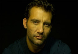 Clive Owen in <i>Inside man</i>” /><em>Inside man</em>, il nuovo film di Spike Lee, continua a comandare il box office italiano. Nell’ultimo weekend ha infatti nuovamente superato il milione di euro di incasso, mettendosì così alle spalle tre nuove entrate, rispettivamente <em>Uno zoo in fuga</em>, <em>Se solo fosse vero</em> e <em>La famiglia omicidi</em>. </p>
<p>Al quinto posto resiste ancora <em>Il mio miglior nemico</em>, mentre nella top ten entrano anche <em>The fog</em> ed <em>E se domani</em>.</p>
<p>Altre cinque nuove uscite finiscono fuori dai dieci film più visti. Tra questi si segnala in particolare <em>Ti lascio perché ti amo troppo</em>, limitato da una distribuzione in sole quarantasette copie, ma gratificato da una media per sala inferiore solo a quella di <em>Inside man</em>.</p>
<p><strong>Box Office</strong> weekend 14 – 16 aprile 2006<br />
<strong>1</strong>   <em>Inside man</em>   <strong> 1.379.775 </strong>   (3.473.096)<br />
<strong>2</strong>   <em>Uno zoo in fuga</em>   <strong> 1.104.346 </strong>   (1.195.086)<br />
<strong>3</strong>   <em>Se solo fosse vero</em>   <strong> 516.581 </strong>   (516.581)<br />
<strong>4</strong>   <em>La famiglia omicidi</em>   <strong> 482.369 </strong>   (512.290)<br />
<strong>5</strong>   <em>Il mio miglior nemico</em>   <strong> 445.429 </strong>   (17.648.374)<br />
<strong>6</strong>   <em>The fog</em>   <strong> 357.711 </strong>   (357.711)<br />
<strong>7</strong>   <em>Tristano e Isotta</em>   <strong> 342.525 </strong>   (1.159.996)<br />
<strong>8</strong>   <em>Il caimano</em>   <strong> 285.860 </strong>   (5.946.484)<br />
<strong>9</strong>   <em>A casa con i suoi</em>   <strong> 238.652 </strong>   (1.586.250)<br />
<strong>10</strong>   <em>E se domani</em>   <strong> 225.748 </strong>   (237.331)</p>
<p><strong>Altre</strong> nuove uscite<br />
<strong>14</strong> <em>Ti lascio perché ti amo troppo</em>   <strong> 150.660 </strong><br />
<strong>15</strong> <em>False verità</em>   <strong> 126.816 </strong><br />
<strong>17</strong> <em>Running</em>   <strong> 77.514 </strong><br />
<strong>22</strong> <em>Sesso e filosofia</em>   <strong> 27.639 </strong><br />
<strong>46</strong> <em>Danza la coscienza</em>   <strong> 2.346 </strong></p>
<p><strong>Media</strong> incassi per sala<br />
<strong>1</strong> <em>Inside man</em>   <strong> 4.583 </strong><br />
<strong>2</strong> <em>Ti lascio perchè ti amo troppo</em>   <strong> 3.205 </strong><br />
<strong>3</strong> <em>Uno zoo in fuga</em>   <strong> 2.846 </strong><br />
<strong>4</strong> <em>The fog</em>   <strong> 2.689 </strong><br />
<strong>5</strong> <em>Se solo fosse vero</em>   <strong> 2.662 </strong></p>
				<p class=