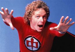 William Katt in <i>Ralph Supermaxieroe</i>” /></p>
<p>Un filone seguito a distanza di oltre un decennio (arriviamo al 1981) da un altro caso emblematico: <em>Ralph Supermaxieroe</em> (titolo originale: <em>The Greatest American Hero</em>). Un professore imbranato scelto dagli alieni per difendere la terra dal male grazie a una tutina rossa che l’avrebbe reso capace di mirabilie. La grandezza della serie stava nel fatto che per errore il protagonista perdeva il manuale d’istruzioni del suo feticcio, dando vita a una serie pressoché interminabile di gag.<br />
Lo stesso concetto di fondo del succitato Batman, ma portato all’estremo e applicato a un personaggio originale.</p>
<p>Spostandoci fino al 1983, ci imbattiamo nel terzo esempio che voglio portare alla vostra attenzione: <em>Manimal</em>.<br />
In questo caso la sfiga è un po’ meno studiata. Il telefilm dedicato al dott. Jonathan Case, accademico capace di trasformarsi in animale per far trionfare il bene, si dovette infatti scontrare con un budget risicatissimo (e forse anche il soggetto non era impeccabile: come può un leopardo sgominare un’organizzazione terroristica?). Ad ogni modo, quello che conta ai fini del discorso che stiamo facendo, è che una debolezza strutturale che al cinema avrebbe condannato il nostro caro <em>Manimal</em>, in televisione ha generato l’effetto trash che ha fatto diventare questa serie un piccolo culto. Perché una cosa che non dobbiamo mai dimenticare, è che in Tv il trash paga sempre.[img4]</p>
<p>E questo ci porta all’ultimo degli eroi di questo articolo: il caro, vecchio, immarcescibile <em>Ultraman</em> (<em>My Secret Identity</em>, 1988). Forse sono un nostalgico, ma per me il vero emblema del supereroismo di stampo Tv è proprio lui: Andrew Clements (l’attore Jerry O’Connell), simpatico quattrodicenne finito per sbaglio nei paraggi di una radiazione che ne ha potenziato a dismisura il metabolismo.<br />
Goffo, buffo, ingenuo; sta a Smallville come la torta della nonna sta alla Red Bull. Come il telefilm sta alla trilogia cinematografica. Come la fantasia sta all’effetto speciale.<br />
Come la nostalgia sta al ricordo.<br />
E scusate la chiosa sentimentale, ma con questo ho concluso.</p>
				<p class=