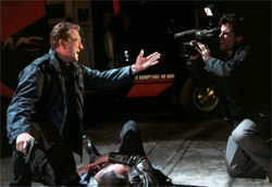 <i>Showtime</i> di Tom Dey” /><em>Ed tv</em>, distribuito un anno più tardi e diretto da Ron Howard, mette al centro della vicenda un network in crisi, che decide di realizzare uno show in cui riprendere 24 ore su 24 la vita di Ed, interpretato da Matthew McConaughey. A differenza di Truman, Ed è consapevole delle telecamere e il film risulta più scanzonato e in generale meno interessante. Anche per i botteghini, dato che l’incasso è solo di 30 milioni di euro.</p>
<p><strong>Dopo il Grande Fratello</strong><br />
Con l’avvento del <em>Big Brother</em> in tv, anche i film sui reality devono cambiare tono. Pochi continuano a utilizzare il reality come meccanismo narrativo per raccontare una storia. Tra questi, <em>Showtime</em> e <em>Citizen virdict</em>. Nel primo, Robert de Niro è un poliziotto duro e puro cui viene affiancato un attore (Ed Murphy) per girare un reality sulla vita nel distretto polizia. In <em>Citizen virdict</em>, lo stato della Florida decide di far giudicare i condannati a morte da un pubblico televisivo, che sceglierà se farli sopravvivere o ucciderli.<br />
La maggior parte delle pellicole inizia invece a concentrarsi su due generi: l’horror e la satira.<br />
Per quanto riguarda l’horror il titolo più conosciuto è senza dubbio <em>Contenders – Serie 7</em>. Anche questo, come <em>La decima vittima</em>, è tratto dal romanzo di Sheckley, ma rispetto al film di Petri e decisamente più crudo e violento, e si conclude con una magistrale scena all’interno di un cinema.<br />
In <em>My little eye</em> invece cinque ragazzi si fanno rinchiudere in una casa ripresi da delle telecamere per un altissimo compenso. Ma in quel luogo troveranno delle regole che li porteranno a scontrarsi l’un l’altro. Siamo nell’ambito dell’horror classico, in cui il reality è davvero solo il pretesto iniziale.[img4]<br />
Stesso discorso per <em>Villmark</em>, film norvegese in cui quattro ragazzi vengono portati da un produttore tv in un campeggio del terrore, e Slashers, produzione canadese low cost che racconta, con umorismo e immagini decisamente splatter, un reality in cui alcuni ragazzi devono scappare da tre pazzi killer.<br />
La satira sul reality show invece è un’arma a doppio taglio. Fare satira su un qualcosa che è già una satira di se stesso può essere rischioso. Film come <em>Games people play</em> ed <em>Erotic survivor</em>, che cercano di mettere in risalto le brutture dei reality, finiscono infatti anch’essi per risultare ridicoli. Se la cava invece meglio <em>American dreamz</em>, l’ultima pellicola del genere uscita al cinema, che bersaglia chi guarda più che chi fa i reality e, pur senza eccedere, riesce a essere efficace. </p>
<p><strong>Filmografia selezionata</strong><br />
• <A href=
