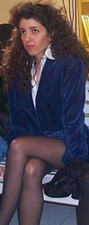 Paola<br />Barbato” />Licari</b>, protagonista di <i>Bilico</i>: un indizio messo a prefigurare l’omicidio successivo. Quasi un gioco <b>a carte scoperte</b>, esattamente come Paola Barbato fa nel suo libro: scopre le sue carte a metà della storia, riuscendo comunque a tenere sul filo della tensione il lettore.</p>
<p>Un serial killer violento, crimini tendenti allo splatter, come lo erano quelli del folle Kevin Spacey in <i>Seven</i> (<i>id.</i>, David Fincher, 1995), un assassino sempre più minaccioso nei confronti dell’investigatore che lo sta braccando. A indagare, qui, non è un poliziotto fascinoso e senza esperienza, ma una psichiatra criminale dalle eccellenti doti professionali, mediocre nell’aspetto, complicata e a tratti crudele nel carattere. Niente a che fare con <i>CSI</i>, insomma. La Barbato definisce la sua Giuditta Licari come <b>una protagonista femminile al limite</b>, ma piena di umanità e realismo; riesce a descrivere la sua arguta e profonda intimità con la verità delle parole, come una serie di immagini fotografiche di un mondo (quello della polizia investigativa e dei serial killer) ormai ricco di riferimenti e tipizzazioni nell’immaginario collettivo.</p>
<p>I canoni della suspance, qui, si raffinano. La tecnica narrativa che Paola Barbato sceglie, infatti, è simile a quella vista nel film <i>The village</i> (<i>id.</i>, M. Night. Shyamalan, 2004), dove le creature mostruose del bosco venivano private del loro potenziale orrorifico nel pieno della tensione del film. Un modo di raccontare che <b>complica gli stereotipi del thriller</b>, dove l’enigma si può sciogliere solo nell’ultima pagina: a metà libro, infatti, l’assassino è smascherato, la sua identità è svelata. Di cosa si deve aver paura poi?</p>
<p>Paola Barbato maneggia le parole con freddezza, tiene le fila delle azioni dei personaggi come un burattinaio esperto, obbliga il lettore a tenersi veramente <b>in bilico tra l’orrore e la comprensione</b>, tra l’attrazione e la repulsione per ciò che comunemente viene considerato Male. E delinea un personaggio femminile di una profondità rara, piena di contraddizioni e capace di immense passioni, ambigua e sfuggente, simile a una creatura camaleontica che riesce a mimetizzarsi nel ghiaccio e poi nel fuoco. Sola, e poi orgogliosa della sua solitudine, alla ricerca di strane relazioni sessuali, capace di un fascino stregonesco sugli uomini: così come la protagonista, anche questa storia è femmina.</p>
				<p class=