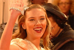 Scarlett Johansson, protagonista di <i>Black Dalia</i>, durante la passerella al Lido” />I fuochi d’artificio chiudono puntuali allo scoccare della mezzanotte la prima giornata di festival, ma Venezia non si trasforma in una zucca, rimane splendida e luccicante come sempre. Continua a brillare anche grazie a <em>The Black Dalia</em>, ultima creazione cinematografica di Brian De Palma. </p>
<p>Los Angeles è oscura, passionale, perversa e deviata. La corruzione sgorga lenta come sangue nero e sporco. De Palma sfrutta il cinema a trecentosessanta gradi, senza dimenticare il glam dei suoi attori, la letteratura di genere e l’arte visionaria. Un noir intrigante e intricato, tratto dal romanzo di James Ellroy, meccanismo calibratissimo di finzione e illusione in cui l’uomo inevitabilmente è costretto a cadere. Questo di De Palma è cinema puro proiettato nella sfera della speranza. Perché c’è sempre qualcuno che insegue la giustizia, anche in mezzo al fango.</p>
<p>La seconda giornata di Festival attende con impazienza <em>Hollywoodland</em>, di Allen Coutler con Adrien Brody, il doc di Spike Lee, <em>When the Leeves Broke</em>, <em>A requiem in four acts</em>, sulla tragedia di New Orleans dello scorso agosto, e il film di Oliver Stone post 11 settembre, <em>World Trade Center</em>. Curiosità per Amigorena (fuori concorso con <em>Quelques jours en septembre</em>) e Haroun con <em>Daratt</em> (<em>Dry Season</em>) in concorso. Aspettiamo e vedremo.</p>
<p>Film in concorso</p>
<p><em>The Black Dalia</em><br />
di Brian De Palma<br />
********</p>
<p><A href=