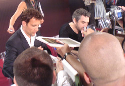 Tutti vogliono Clive Owen, anche solo per un autografo: la caccia è aperta!