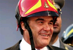 Oliver Stone, regista di World Trade Center, indossa l'elmetto dei vigili del fuoco