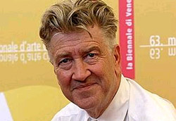 David Lynch, Leone d oro alla carriera e regista di <i>INLAND EMPIRE</i>” />Una trappola. L’ultimo film di David Lynch è una trappola. Per gli occhi, per la mente e per tutto il corpo. L’evento più atteso della Mostra, con tanto di meritato Leone d’Oro alla carriera per il regista, ha lasciato tutti a bocca aperta. E’ difficile trovare una dimensione nella quale collocare il disegno del’autore di <em>Velluto Blu</em> e <em>Mulholland Drive</em>, ancora più difficile esprimere giudizi e commenti coerenti nei confronti dei 172 minuti di questo ultimo delirio visivo. Troppo poco definirlo estremo. Inutile, almeno durante una prima visione, provare a mettere un po’ di luce nella trama. Un labirinto. Speriamo con un’uscita.</p>
<p>La giornata è proseguita con una serie di disfacimenti mentali, in seguito al “trauma visivo” lynchiano e ha regalato un film sfizioso come <em>Devil wears Prada</em>, fuori concorso, con Meryl Streep e Anne Hatheway e in seconda serata il film della coppia Straub-Huliet, in concorso. Quest’ultimo più che muovere le coscienze degli spettatori, li ha fatti smuovere dalla seggiola del cinema. Incompreso?</p>
<p>Infine non convince pienamente <em>Bobby</em> di Emilio Estevez, il film che racconta le ultime ore di vita di Robert Kennedy ucciso il 6 giugno del 1968. La struttura corale – cast straordinario (tra i tanti Anthony Hopkins, Sharon Stone, Demi Moore, Lindsay Lohan) – non stona, ma sembra più furba che intima, come la colonna sonora. I motivi sono nobili (Kennedy lottava contro la guerra in Vietnam, e i parallelismi con l’attualità si sprecano), ma l’occasione sembra più sprecata che sfruttata. </p>
<p><strong>In concorso</strong></p>
<p><em>INLAND EMPIRE</em><br />
Di David Lynch<br />
?</p>
<p><em>Quei loro incontri</em><br />
Di Jean-Marie Straub e Danièle Huillet<br />
?</p>
<p><em>Bobby (Work in progress)</em><br />
Di Emilio Estevez<br />
******</p>
<p><A href=