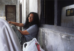 Deepa Mehta sul set di <i>Water</i>” />Mi aspettavo questa domanda (Ride). Diciamo che viviamo ormai in un mondo senza confini geografici e che non ha più barriere. Trovo che sia una cosa normale e che non rappresenti un’offesa né per me né per l’India. Anzi, è un’ottima occasione per mostrarci e per concorrere con un’opera diversa dalla solita idea di cinema indiano affiliato a Bollywood.</p>
<p><strong>Notizie sul suo prossimo lavoro?</strong></p>
<p>Il mio prossimo lavoro si chiamerà Exclusion e racconterà di un fatto storico realmente accaduto nel 1914. E’ la storia di una burrasca diplomatica che è avvenuta in quell’anno tra India e Canada, allorquando il governo canadese per respingere l’arrivo di alcuni indiani scappati dalla propria terra per motivi politici modificò le leggi dello stato. I profughi venuti dall’Asia resteranno così intrappolati in nave.</p>
				<p class=