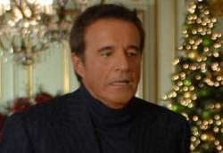 Christian de Sica in <i>Natale a New York</i>” />Manca ancora un weekend alla fine delle feste, ma il film vincitore della sfida degli incassi natalizi c’è già, ed è <em>Natale a New York</em> con Christian de Sica. Con l’incasso del weekend, il film di Neri Parenti si avvicina al record stagionale, per ora detenuto da <em>I pirati dei Caraibi</em>, e soprattutto al risultato dello scorso anno con <em>Natale a Miami</em> (poco più di ventuno milioni di euro). </p>
<p>Un dato significativo, dato che quest’anno i concorrenti erano decisamente agguerriti. Ma <em>Olè</em> e <em>Commediasexi</em>, pur raggiungendo cifre importanti per produzioni italiane, non si sono nemmeno avvicinati al secondo film più visto dello scorso Natale (<em>Ti amo in tutte le lingue del mondo</em> di Pieraccioni raggiunse quasi i venti milioni).</p>
<p>E così dietro a <em>Natale a New York</em> troviamo tre film stranieri, come il sorprendente <em>Eragon</em>, <em>Giù per il tubo</em> e <em>Deja vu</em>. In un weekend senza nuove uscite, si segnalano <em>Boog e Elliot a caccia di amici</em> e <em>Il mio migliore amico</em>, ormai in classifica da quattro settimane.</p>
<p><strong>Box Office</strong> weekend 29-31 dicembre 2006<br />
<strong>1</strong>   <em>Natale a New York</em>   <strong> 2.330.001 </strong>   (18.104.788)<br />
<strong>2</strong>   <em>Eragon</em>   <strong> 1.324.489 </strong>   (6.384.487)<br />
<strong>3</strong>   <em>Giù per il tubo</em>   <strong> 886.749 </strong>   (3.140.602)<br />
<strong>4</strong>   <em>Deja vu</em>   <strong> 767.360 </strong>   (4.589.235)<br />
<strong>5</strong>   <em>Olè</em>   <strong> 759.434 </strong>   (6.354.731)<br />
<strong>6</strong>   <em>Un’ottima annata</em>   <strong> 658.272 </strong>   (2.601.361)<br />
<strong>7</strong>   <em>Commediasexi</em>   <strong> 584.682 </strong>   (3.557.831)<br />
<strong>8</strong>   <em>The prestige</em>   <strong> 466.675 </strong>   (1.634.477)<br />
<strong>9</strong>   <em>Boog e Elliot a caccia di amici</em>   <strong> 131.489 </strong>   (2.645.324)<br />
<strong>10</strong>   <em>Il mio migliore amico</em>   <strong> 125.524 </strong>   (962.089)</p>
<p><strong>Media</strong> incassi per sala<br />
<strong>1</strong> <em>Natale a New York</em>   <strong> 4.251 </strong><br />
<strong>2</strong> <em>Giù per il tubo</em>   <strong> 3.308 </strong><br />
<strong>3</strong> <em>Eragon</em>   <strong> 3.302 </strong><br />
<strong>4</strong> <em>Deja vu</em>   <strong> 2.874 </strong><br />
<strong>5</strong> <em>Un’ottima annata</em>   <strong> 2.862 </strong></p>
				<p class=