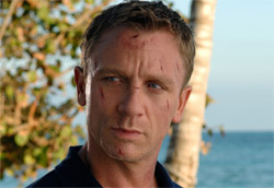 Daniel Craig in <i>Casino Royale</i>” />Il nuovo film su James Bond, <em>Casino Royale</em>, è il primo vincitore del box office per il 2007. La pellicola di Martin Campbell ha infatti incassato più di tre milioni di euro, precedendo così il nuovo film di Mel Gibson, <em>Apocalypto</em>, battuto di un soffio anche nella media per sala. Scalano così al terzo e quarto posto <em>Natale a New York</em> ed <em>Eragon</em>, che comunque rimangono i due migliori incassi natalizi, con il film di Neri Parenti che supera l’incasso del cinepanettone dello scorso anno.</p>
<p>Per trovare un’altra nuova entrata si deve uscire dalla top ten, con <em>Il grande capo</em> di Lars von Trier, che comunque ottiene una media decisamente soddisfacente, e <em>L’aria salata</em> di Alessandro Angelini. Delude invece <em>Mi sono perso il Natale</em>, solo diciannovesimo e con una media di poco più di mille euro per sala.</p>
<p><strong>Box Office</strong> weekend 5-7 gennaio 2006<br />
<strong>1</strong>   <em>Casino Royale</em>   <strong> 3.167.966 </strong>   (3.167.966)<br />
<strong>2</strong>   <em>Apocalypto</em>   <strong> 2.443.472 </strong>   (2.443.472)<br />
<strong>3</strong>   <em>Natale a New York</em>   <strong> 1.719.968 </strong>   (22.759.819)<br />
<strong>4</strong>   <em>Eragon</em>   <strong> 1.055.725 </strong>   (9.074.489)<br />
<strong>5</strong>   <em>Giù per il tubo</em>   <strong> 987.296 </strong>   (5.383.111)<br />
<strong>6</strong>   <em>Deja vu</em>   <strong> 866.609 </strong>   (6.683.034)<br />
<strong>7</strong>   <em>Un’ottima annata</em>   <strong> 856.536 </strong>   (4.386.225)<br />
<strong>8</strong>   <em>Commediasexi</em>   <strong> 638.607 </strong>   (5.127.972)<br />
<strong>9</strong>   <em>The prestige</em>   <strong> 615.499 </strong>   (3.042.310)<br />
<strong>10</strong>   <em>Olè</em>   <strong> 564.676 </strong>   (7.998.045)</p>
<p><strong>Altre</strong> nuove uscite<br />
<strong>11</strong> <em>Il grande capo</em>   <strong> 189.228 </strong><br />
<strong>13</strong> <em>L’aria salata</em>   <strong> 128.792 </strong><br />
<strong>19</strong> <em>Mi sono perso il Natale</em>   <strong> 36.850 </strong></p>
<p><strong>Media</strong> incassi per sala<br />
<strong>1</strong> <em>Casino Royale</em>   <strong> 7.783 </strong><br />
<strong>2</strong> <em>Apocalypto</em>   <strong> 7.732 </strong><br />
<strong>3</strong> <em>Il grande capo</em>   <strong> 4.852 </strong><br />
<strong>4</strong> <em>Natale a New York</em>   <strong> 4.299 </strong><br />
<strong>5</strong> <em>Deja vu</em>   <strong> 3.595 </strong></p>
				<p class=