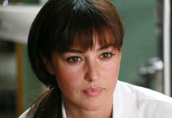 Monica Bellucci in <i>Manuale d amore 2</i>” />Continua la marcia inarrestabile di <em>Manuale d’amore 2 – Capitoli successivi</em>. Il film di Giovanni Veronesi per la seconda settimana è infatti stato il film più visto nelle sale italiane. I tredici milioni di euro incassati in due weekend rappresentano il miglior dato della stagione, migliore anche dell’attuale campione d’incassi, <em>Natale a New York</em>. Resiste anche al secondo posto <em>La ricerca della felicità</em>, altro film che supera la barriera dei dieci milioni totali. Sorprende poi al terzo posto, con un incasso superiore alle aspettative, <em>Step up</em>, davanti all’altra nuova entrata <em>The blood diamond</em>. </p>
<p>L’altro nuovo film della settimana, <em>Dreamgirls</em>, ha invece decisamente deluso, chiudendo solo all’ottavo posto. Si contano infine altre cinque nuove uscite, che però, anche per una distribuzione limitata, hanno ottenuto cifre basse. Tra queste <em>Vedi Napoli e poi muori</em>, piccola docufiction uscita solo in due copie.</p>
<p><strong>Box Office</strong> weekend 26 – 28 gennaio 2007<br />
<strong>1</strong>   <em>Manuale d’amore 2 – Capitoli successivi</em>   <strong> 4.145.616 </strong>   (13.006.504)<br />
<strong>2</strong>   <em>La ricerca della felicità</em>   <strong> 2.046.194 </strong>   (11.714.442)<br />
<strong>3</strong>   <em>Step up</em>   <strong> 1.215.350 </strong>   (1.215.350)<br />
<strong>4</strong>   <em>The blood diamond</em>   <strong> 1.206.005 </strong>   (1.206.005)<br />
<strong>5</strong>   <em>Rocky Balboa</em>   <strong> 522.683 </strong>   (6.087.587)<br />
<strong>6</strong>   <em>Casino Royale</em>   <strong> 364.587 </strong>   (7.588.626)<br />
<strong>7</strong>   <em>Bobby</em>   <strong> 287.612 </strong>   (811.714)<br />
<strong>8</strong>   <em>Dreamgirls</em>   <strong> 278.195 </strong>   (278.195)<br />
<strong>9</strong>   <em>Apocalypto</em>   <strong> 225.927 </strong>   (6.415.234)<br />
<strong>10</strong>   <em>The guardian</em>   <strong> 171.006 </strong>   (769.643)</p>
<p><strong>Altre</strong> nuove uscite<br />
<strong>25</strong> <em>Love + hate</em>   <strong> 17.161 </strong><br />
<strong>27</strong> <em>Un amore su misura</em>   <strong> 14.157 </strong><br />
<strong>34</strong> <em>Intramontabile effervescenza</em>   <strong> 6.851 </strong><br />
<strong>41</strong> <em>Vedi Napoli e poi muori</em>   <strong> 3.296 </strong><br />
<strong>42</strong> <em>Imbattibile</em>   <strong> 3.034 </strong></p>
<p><strong>Media</strong> incassi per sala<br />
<strong>1</strong> <em>Manuale d’amore 2 – Capitoli successivi</em>   <strong> 7.050 </strong><br />
<strong>2</strong> <em>Step up</em>   <strong> 5.149 </strong><br />
<strong>3</strong> <em>La ricerca della felicità</em>   <strong> 4.871 </strong><br />
<strong>4</strong> <em>The blood diamond</em>   <strong> 4.568 </strong><br />
<strong>5</strong> <em>Babel</em>   <strong> 3.174 </strong> </p>
				<p class=