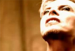 <i>David Bowie – The Hearts Filthy Lesson</i>” />musica suonata diventa una vera e propria incursione armata da live. E poi: Bayer cattura l’energia live degli <strong>Offspring</strong> in <em>Gotta Get Away</em>: l’occhio è per il pubblico, sul quale si riversa ogni nota, che mette in scena la sua personale performance di spintoni, salti, mani alzate, delirio. <strong>Una passione palpabile per il momento live</strong>, che ha avuto il suo momento più alto in quel film – rockumentary che è <em><A href=