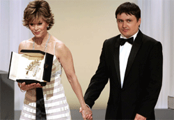 Il vincitore della Palma d'oro Cristian Mungiu insieme all'attrice Jane Fonda