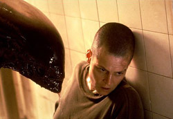 <i>Alien<sup>3</sup>, 1992</i>” />sicurezza, una sfida tra serial killer e investigatori in una città apocalittica e soffocante, un gioco letale che stringe il suo giocatore in un turbine di ossessione e disperazione, una storia mentitrice su un uomo schizofrenico che si batte contro se stesso, una claustrofobica nottata di due donne che giocano contro tre rapinatori. Infine, <em><A href=