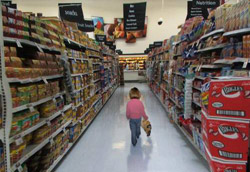 <i>Clash – Lost In The Supermarket </i>” />moderna</strong>, con la paura dell’annullamento identitario nella massa  e dello sprofondamento “commerciale” (ogni cosa è vendibile nel supermercato, a partire dalle persone) che investe sia gli oggetti che gli acquirenti. </p>
<p>Due videoclip hanno recentemente rispolverato questo luogo misterioso e così significativo: i <strong>Travis</strong> con <em>Closer</em> e <strong>Emily Haines & The Soft Skeleton</strong> con <em>Doctor Blind</em>. Più vecchi sono i <strong>Clash</strong> con <em>Lost in the supermarket</em>, i <strong>Radiohead</strong> con <em>Fake plastic trees</em>, <strong>Jovanotti</strong> con <em>Penso Positivo</em> e i <strong>New Radicals</strong> con </em>You Get What You Give</em>.</p>
<p>Se volete proporre altri video interamente ambientati nei supermercati scrivete a <A href=