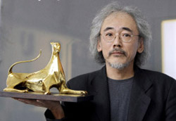 <i>Kobayashi Masahiro</i>” />Da giorni circolava a Locarno la notizia della papabile vittoria del mediocre film inglese <em>Extraordinary Rendition</em> di <strong>James Threapleton</strong>, un film di impegno civile che ricalca <em>The Road to Guantanamo</em> (id., Michael Winterbottom, 2006). Una sua vittoria avrebbe confermato la deprecabile e diffusa tendenza festivaliera nel privilegiare il cinema militante di per sé, a discapito delle qualità artistiche. <strong>E invece la giuria si è mostrata molto coraggiosa nel conferire il primo premio, il Pardo d’oro, al film giapponese <em>Ai no yokan</em> (<em>The Rebirth</em>) di Kobayashi Masahiro, un’opera di ricerca decisamente intrigante.</strong> </p>
<p>Nella stessa ottica <strong>il Premio speciale della Giuria a <em>Memories</em></strong>, film in tre episodi in cui spicca il primo, del documentarista <strong>Harun Farocki</strong>, dal titolo <em>Respite</em>. Si tratta della riproposizione di immagini di repertorio tratte da un documentario realizzato dalle SS in un campo di transito olandese, da dove prigionieri ebrei venivano trasferiti nei campi di sterminio. <strong>Davvero agghiacciante perché mostra un ambiente idilliaco</strong>: spettacolini di varietà, alcuni con i sosia di Stallio e Ollio, concertini e cabaret. </p>
<p>Anche il terzo premio, <strong>il Pardo per la migliore regia</strong> appare decisamente condivisibile: <em>Capitaine Achab</em> di <strong>Philippe Ramos</strong> interessante operazione letteraria sul classico personaggio melvilliano.<br />
 Spiace per il film francese <em>Sous les toits de Paris</em> di <strong>Hiner Saleem</strong>, rimasto senza riconoscimenti, ma forse è proprio in un’ottica compensativa che è stato premiato il protagonista <strong>Michel Piccoli come migliore interprete maschile</strong>. <TABLE align=right cellpadding=3 border=0><TR><TD align=center valign=center><img src='articoli/respite.jpg' alt='<br /><i>Respite – Harun Farocki </i><br />‘><br /><i>Respite – Harun Farocki</i><br /></TD></TR></TABLE>Ma una pietra miliare della storia del cinema, come lui non dovrebbe essere considerato fuori da ogni competizione? Tanto più essendo reduce dal riconoscimento dell’Excellence Award, premio alla carriera conferito dal festival. A peggiorare le cose <strong>l’ex aequo con Michele Venitucci</strong>, interprete di <em>Fuori dalle corde</em> di <strong>Fulvio Bernasconi</strong>: un confronto decisamente imbarazzante per quest’ultimo.</p>
<p>Non si può che apprezzare anche la vincitrice del <strong>Pardo per la migliore interpretazione femminile, Marian Álvarez</strong>, cui si deve uno stupendo ritratto di donna nel film spagnolo <em>Lo Mejor de mi</em> di <strong>Roser Aguilar</strong>.  </p>
<p>Complessivamente il livello dei film in concorso è stato alto. <strong>Considerando che si è trattato di autori emergenti, sembra proprio che il festival sia riuscito a collocarsi in quella che dovrebbe essere il suo giusto ruolo</strong>: fare da trampolino per i veri nuovi talenti e non puntare su artisti consolidati, scimmiottando inutilmente Cannes e Venezia.<br />
Infine plauso anche per la scelta dei film proiettati in quella enorme arena che è la Piazza Grande, capace di accogliere più di 8000 spettatori. Grandi film spettacolari di richiamo per il pubblico come la commedia nera <em>Death at a Funeral</em> di <strong>Frank Oz </strong>, vincitore del <strong>premio del pubblico</strong>, il demenziale <em>Planet Terror</em> di <strong>Rodriguez</strong>, il musical <em>Hairspray</em> di <strong>Adam Shankman</strong>  e il giapponese futuristico <em>Vexille</em> di <strong>Fumihiko Sori</strong> . Ma anche film profondi, intensi come il femminista <em>Vogliamo anche le rose<TABLE align=left cellpadding=3 border=0><TR><TD align=center valign=center><img src='articoli/capitaine.jpg' alt='<br /><i>Capitaine Achab – Philippe Ramos</i><br />‘><br /><i>Capitaine Achab – Philippe Ramos</i><br /></TD></TR></TABLE></em>, che fa conquistare la piazza ad <strong>Alina Marazzi</strong>, il film francese di <strong>Hou Hsiao-hsien</strong> <em>Le Voyage du ballon rouge</em>, o l’hongkongiano meditativo <em>The Drummer</em> di <strong>Kenneth Bi</strong>. </p>
<p><strong>Nota dolente la retrospettiva di quest’anno.</strong> Dopo quelle straordinarie su Orson Welles e Aki Kaurismaki, ci si aspettava francamente qualcosa di più che non questa dedicata alle <strong>dive del cinema italiano.</strong> Non è nemmeno stato realizzato un catalogo, a riprova del basso profilo della rassegna.<br />
Ciononostante va riconosciuto al <strong>Direttore artistico Frédéric Maire</strong> di avere brillantemente superato il suo secondo mandato, dopo un esordio appena apprezzabile. Lo si attende al varco per la prossima edizione.</p>
<p><strong>Link Correlati</strong><br />
• Vai a <A href=
