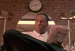 Una scena da <i>A nick in time</i> di  Be Garret” />Avevo già deciso di spendere qualche parola sulla sigla d’inizio.<br />
Delle passate edizioni ricordo l’uomo con l’ombrello, le riprese dell’evento, l’animazione dello scorso anno e aspettavo la nuova sorpresa. <strong>Ma a introdurre la prima serie di corti (gruppo A) della serata inaugurale è stato un filmato di Ciprì e Maresco</strong>: nonostante un iniziale momento di imbarazzo, legato al fatto che non si sentiva assolutamente nulla, ha raccolto un fragoroso applauso. E poi la serata è partita. </p>
<p>Comincia il primo corto in concorso,<em>A nick in time</em>, ed è immediatamente chiaro che quest’anno la rassegna sarà di altissimo livello: in soli 10 minuti il regista trentenne è riuscito a concentrare la potenza di un lungometraggio. Al giovane potente bold]Be Garret </strong> non rimane che godersi il potente applauso del pubblico, salendo sul palco e ringraziando in quell’inglese dal suono masticato tipico degli americani doc.<br />
Se il buongiorno si vede dal mattino siamo a buon punto!</p>
<p>Si prosegue con il corto croato <em>Soldat (Soldier)</em> di <strong>David Peros Bonnot</strong>, tanto per dimostrare che la qualità non verrà di certo a mancare nemmeno nei film d’animazione. E restando in tema di guerra, ma passando dall’immaginario al reale, viene proposto il documentario palestinese <em>The last call</em>, di <strong>Awad Abu Al-Kheir</strong>, seguito, per risollevare il morale del pubblico, da <em>Ingrid</em>, girato in 16mm dalla più giovane regista in concorso, l’argentina <strong>Cinthia Varela</strong>, anno 1987. Poi è il turno dell’onirico e scioccante <em>Induction</em> del belga <strong>Nicolas Provost</strong>, dimostrazione pratica di come la musica possa con estrema facilità toccare le corde più profonde dell’anima di ognuno.<br />
Probabilmente per non sconvolgere eccessivamente gli spettatori già dalla prima serata, il gruppo A viene chiuso, con gran finale, dalla commedia inglese <em>I am Bob</em>, di <strong>Donald Rice</strong>: 19 minuti di esilaranti risate!</p>
<p>E’ chiaro che gli organizzatori sono fieri di poter mostrare uno scenario così variegato. In poco più di un’ora e mezza, stando comodamente seduti sulle poltrone del teatro, si compie il giro del mondo, si cambiano lingue e paesi, ma soprattutto stili, linguaggi cinematografici, tecniche.<br />
<strong>Milioni di modi per raccontare una storia, milioni di storie da raccontare</strong>. Non è solamente la qualità singola di ogni corto ad arricchire lo spettatore, è nell’insieme che si riscopre la forza del cinema, nelle infinite possibili variazioni di questo mondo unico eppure mai uguale a se stesso. </p>
				<p class=