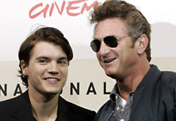 Emile Hirsch e Sean Penn durante la presentazione del film a Roma