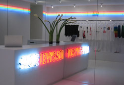 <i>Alife Levi′s 501, pop-up store, NY</i>” />positività o negatività relativi a prodotti o negozi). Ora posso quindi dirlo ad alta voce: giurerei che il mio Mac, quando si riscalda, profuma. Che sia opera degli uomini del marketing olfattivo di Apple?!<br />
Anche il <strong>pop-up store</strong> rientra in questo tipo di tattica, prevedendo l’apertura temporanea di alcuni punti vendita in location particolari, utili a promuovere la <em>brand image</em> e, soprattutto, a creare copertura sui media. Un caso: <em>Levi’s</em> che ha affittato nel 2004 un grande spazio a SoHo (NY) per vendere una versione limitata dei famosi 501, reperibili solamente lì.</p>
<p>Il <em>retail</em>: un’altra cartuccia nelle mani dell’advertising. Pronti o meno a schivare il colpo, almeno questa volta siamo salvi dall’ennesimo spot.   </p>
<p><strong>Approfondimenti</strong><br />
“Brandjam”, Marc Gobé, ed. Allworth Press, 2007<br />
“Marketing emozionale”, Massimo Barberis, ed. Valter Casini, 2006<br />
“Il marketing tribale”, Bernard Cova, ed. Il Sole 24Ore, 2003</p>
				<p class=