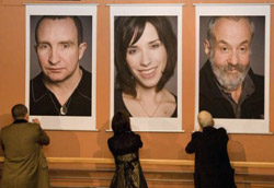 Eddie Marsan, Sally Hawkins, e il regista Mike Leigh firmano i loro ritratti.