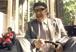 Royal Tenenbaum, <i>I Tenembaum</i>” />che è stato poi ucciso da Zissou, Klaus cita San Paolo: <strong>«Senza stirpe nessun uomo può guardare a se stesso con amore».</strong><br />
Con le dovute, ma non eccessive, distanze, questo è un concetto che delinea il nucleo fondante del cinema di Wes Anderson (nello specifico la sua <strong>trilogia del colore</strong> composta da <A href=