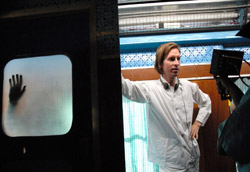 Wes Anderson sul set de<br />I<i>l treno per il Darjeelin</i>” />Jeanmaire, Your clothes are all made by Balmain, And there’s diamonds and pearls in your hair, yes there are.”</em> (Peter Sarstedt, <em>Where Do You go to My Lovely</em>, dalla colonna sonora originale del film.</p>
<p>A Wes Anderson non interessa la moda. Alle premiere dei suoi film non lo vedrete indossare abiti firmati da famosi stilisti, ma eleganti completi confezionati rigorosamente su misura dal suo sarto di fiducia, Mr. Ned. <strong>Nonostante sia amico di Marc Jacobs, che ha disegnato il set di valigie di Vuitton protagoniste del suo ultimo film</strong>, <em><A href=