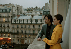 <i>Hotel Chevalier<i>” />blockbuster in uscita, <strong>i film di Anderson vanno nettamente in controtendenza e portano a riflettere sul fatto che ciò che scegliamo di indossare esprime qualcosa della nostra personalità</strong>. </p>
<p>In <em><A href=