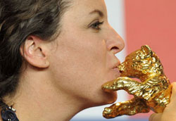 La regista Claudia Llosa bacia il suo Orso d'Oro
