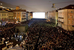 Piazza Grande gremita per la proiezione serale