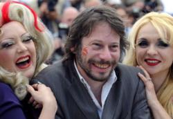 Mathieu Amalric a Cannes tra alcune star del New Burlesque
