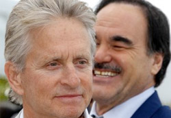 Michael Douglas in passerella a Cannes. Dietro di lui, Oliver Stone.