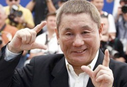 Takeshi Kitano scherza con i fotografi sulla Croisette