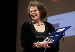 Claudia Cardinale premiata a Bari